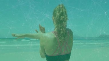 Spor giyimli kadın okyanusa bakan ağ bağlantıları ile animasyon örtüşüyor. Teknoloji, fitness, açık hava, dijital, fütüristik, egzersiz