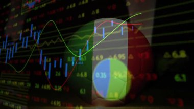 Animasyondaki İtalyan bayrağı renkleri üzerinde borsa grafikleriyle mali analiz. Finans, yatırım, ekonomi, başarı, refah, veri