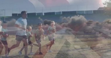 Soyut duman animasyon örtüsüyle parkta koşan bir grup insan. Fitness, egzersiz, açık hava, sağlıklı yaşam tarzı, takım çalışması, hareket