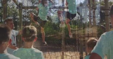 Güneşli parkta tırmanma halatı, açık havada yetişkinlerin gözetiminde çocuklar. Oyun alanı, macera, denetim, etkinlik, eğlence, güvenlik