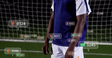 Gol önünde, dijital uyarıları ve animasyon efektleri olan futbolcu. atlet, teknoloji, spor, etkileşim