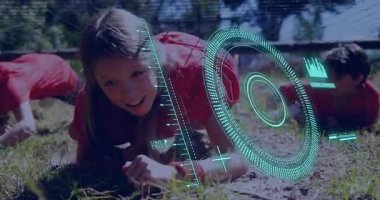 Çimenlerde sürünen, dijital hedef animasyonu olan çocuklar açık havada yüzüyorlar. teknoloji, oyun, doğa, yaz, keşif