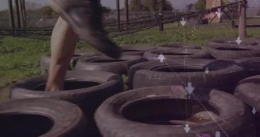 Lastiklerin üzerinden geçmek, veri işleme animasyon örtüsü olan kişi, açık havada eğitim. Fitness, egzersiz, teknoloji, atlet, dayanıklılık, dijital
