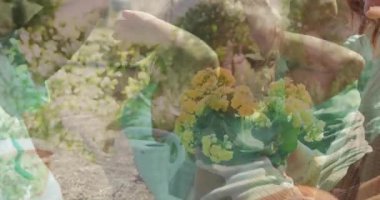 Sade süveterli çocuk bahçedeki sarı çiçeklere hayranlık duyuyor. Bahar, açık hava, doğa, çocukluk, çiçek