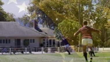 Sahada, rugby oyuncuları yıldız desenlerinin animasyonuyla hareket halindeler. Spor, rekabet, takım çalışması, atletik, hareket, dinamik