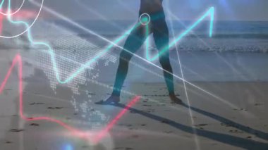 Sahilde dijital veri ile egzersiz yapan kişinin silueti animasyonu örtüyor. Fitness, teknoloji, egzersiz, sağlık, yenilik, faaliyet