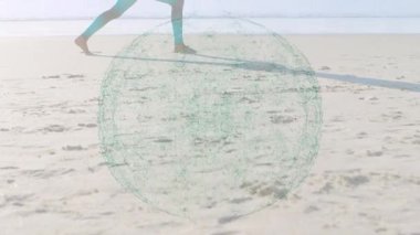 Dijital ağ animasyonu ile plajda yoga yapan bir kadın. Meditasyon, teknoloji, yaşam tarzı, sükunet, fitness, ağ oluşturma