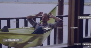 Hamakta dinlenen, dışarıdaki sosyal medya bildirimlerini izleyen bir adam. Rahatlama, teknoloji, rahatlık, dijital, bağlantı