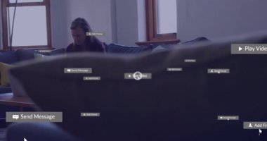 Kanepede dizüstü bilgisayar kullanan kadın, sosyal medya bildirimlerinin animasyonuna odaklandı. Teknoloji, iletişim, bağlantı, internet, dijital, etkileşim