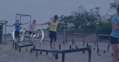 Açık hava engelli parkurunda dengede duran, matematik denklemlerinin animasyonu olan kadınlar. Macera, meydan okuma, rekabet, fitness, matematik, görselleştirme