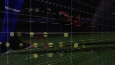 Futbol topunu tekmelemek, arka planda finansal grafik animasyonu olan bir oyuncu. Spor, yatırım, atlet, takım çalışması, analitik, veri