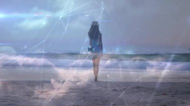 Sahilde yürüyen, etrafı dijital ağ bağlantılarıyla çevrili bir kadın. Teknoloji, bağlantı, yenilik, sanal, fütüristik, deniz kenarı