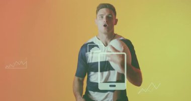 Rugby oyuncusu veri tabloları ve grafikleriyle topu tutuyor ve animasyonu örtüyor. Spor, analitik, teknoloji, atlet, takım çalışması, rekabet