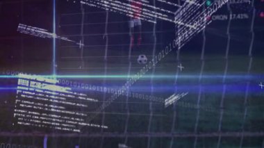 Dijital şebeke animasyonundaki futbolcuların ikili kodları ve verileri örtüşüyor. Teknoloji, matris, futbol, fütürist, kodlama, hologram