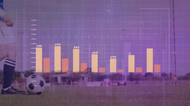Animasyon finansal grafiklerin üzerinden geçmek, futbolcunun veri tablolarına odaklanması. Spor, finans, analitik, istatistik, atlet, yatırım