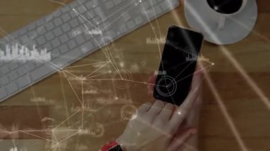 Akıllı telefon kullanarak, eller ahşap masada dijital ağ animasyonuyla etkileşime giriyor. Teknoloji, iletişim, bağlantı, yenilik, arayüz, kablosuz