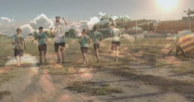 Otlak arazide koşmak, okul ortamında bulut animasyonu yapan çocuklar. Oyun alanı, açık hava, çocukluk, egzersiz, doğa, etkinlik