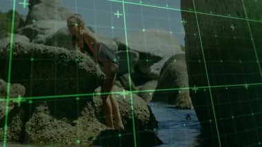 Kayalık sahili keşfetmek, çocuğun dijital ızgara ile etkileşimi animasyonu örtüyor. Teknoloji, yenilik, keşif, çocukluk, etkileşim, deniz kenarı