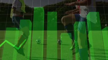 Futbol oyuncularının sahada pratik yapmaları üzerine yeşil finansal grafik animasyonu. Finans, spor, analitik, ekonomi, veri, yatırım