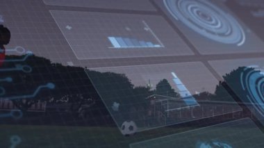 Futbol oyuncusu veri tabloları ve grafikleriyle topa vuruyor ve animasyonu örtüyor. Spor, atlet, teknoloji, analiz, görselleştirme, performans