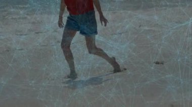 Sahilde yürümek, dijital ağ animasyonlarıyla çevrili biri. Teknoloji, bağlantı, yenilik, gelecek, bağlantı, bütünleşme