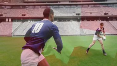 Geçiş antrenmanı, boş stadyumdaki ragbi oyuncuları yeteneklerine odaklanıyor. Takım çalışması, spor, antrenman, sporcular, fitness, yarışma