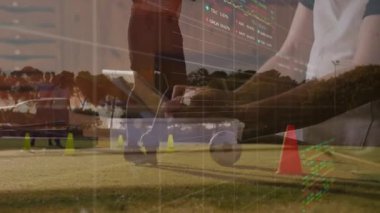 Çimenli alanda, futbol antrenmanı sırasında borsa verilerini kaplayan animasyon. Analizler, finans, spor, performans, ölçüler, koçluk