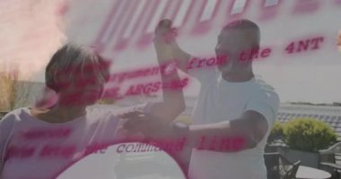 Dışarıda neşeyle dans eden, bilgisayar kodlu ve animasyonlu insanlar. Teknoloji, yenilik, kodlama, programlama, dijital, kutlama