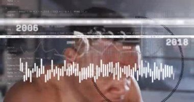 Egzersiz, arka planda veri analizi ve grafiklerinin animasyonu olan adam. Fitness, teknoloji, performans, sağlık, yenilik, istatistik