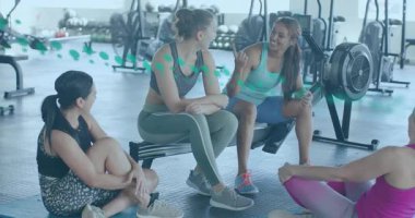 Spor salonunda, kadınlar sohbet ederken animasyon fitness verileri ekrana yansıyor. teknoloji, egzersiz, egzersiz, iletişim, etkileşim