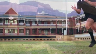 Sahada mücadele, ragbi oyuncuları dağda ve arka planda binalar. Spor, rekabet, takım çalışması, aksiyon, açık hava, atletizm