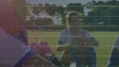 Çimenler üzerinde, sporcular çizgileri animasyonu kaplayan stratejileri tartışıyorlar. Takım çalışması, planlama, antrenörlük, spor, rekabet, strateji