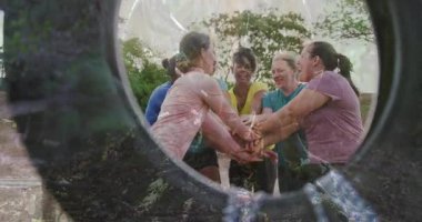 Kollarını neşeyle kaldıran renkli gömlekli kadınlar dışarıda animasyonu kutluyorlar. Kutlama, mutluluk, çeşitlilik, arkadaşlık, özgürlük, eğlence