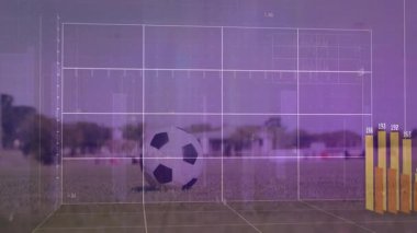 Futbol topunu tekmelemek, arka planda finansal veri grafiklerinin animasyonu olan bir oyuncu. spor, finans, teknoloji, analitik, istatistik, yatırım