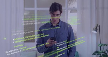Akıllı telefon kullanarak, yeşil kodlama animasyonu olan bir adam teknoloji ortamında üst üste biniyor. Teknoloji, programlama, dijital, yenilik, yazılım, geliştirme