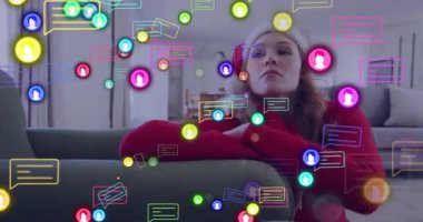 Çevresi renkli sosyal medya bilgilendirme animasyonlarıyla çevrili kırmızı kazaklı bir kadın. Dijital, bildirimler, çevrimiçi, etkileşimler, bağlantılar, teknoloji