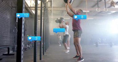 Spor salonunda spor yapan insanlar sosyal medya bildirimleriyle animasyonu örtüyor. Fitness, digital, egzersiz, teknoloji, aktif, sağlık