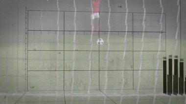 Futbol topunu tekmelemek, okul sahasında veri grafiklerinin animasyonunu yapan oyuncu. Spor, teknoloji, analitik, atlet, dijital, istatistik