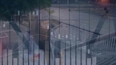 Elinde kahve, finansal grafikleri ve şehir animasyonunda verileri olan bir iş kadını var. analiz, finans, teknoloji, şehir manzarası, istatistik, kurumsal