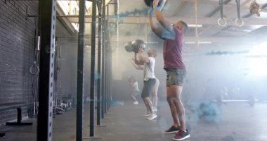 İnsanlar spor salonunda dijital veri işleme animasyon örtüsüyle egzersiz yapıyorlar. Fitness, teknoloji, egzersiz, yenilik, egzersiz, sağlık