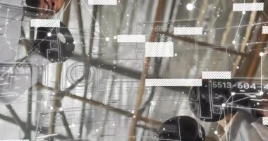 İnşaat işçileri veri bağlantılarıyla dijital arayüzün animasyonunu analiz ediyorlar. Teknoloji, mühendislik, yenilik, ağ, mimari, işbirliği