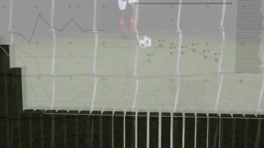 Futbolcu sahada veri analizi animasyonuyla topa vuruyor. Spor, atlet, teknoloji, hareket, strateji, dijital