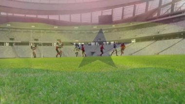 Stadyumda Gana bayrağı animasyonu olan rugby oyuncuları sahada koşuyor. Spor, yarışma, takım, futbol, atletizm, takım çalışması
