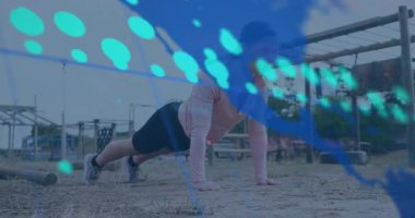 Açık havada şınav çeken, mavi soyut animasyonuyla parkta uzanan bir kadın. Egzersiz, fitness, egzersiz, güç, eğitim, hareket grafikleri