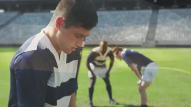 Sahada strateji, maç sırasında mavi üniformalı ragbi oyuncuları. Spor, takım çalışması, rekabet, atletik, strateji, takım çalışması