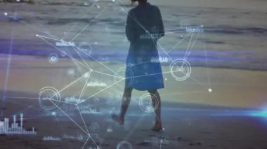 Plajda ağ bağlantıları ve veri işleme animasyonuyla yürüyen biri. Teknoloji, bağlantı, dijital, ağ, iletişim, fütüristik