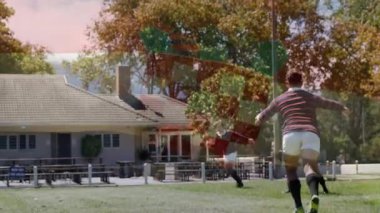 Çimenli sahada rugby oynuyorlar, oyuncular kulüp binasının yakınında ve animasyonda ağaçlar var. Spor, takım çalışması, açık hava, atletik, rekabet, egzersiz