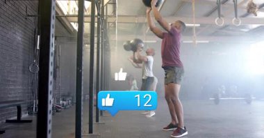 İnsanlar spor salonunda sosyal medyayla egzersiz yapıyor. Canlandırmayı simgeler gibi üstüste koyuyorlar. Fitness, egzersiz, dijital, teknoloji, etkileşim, eğitim