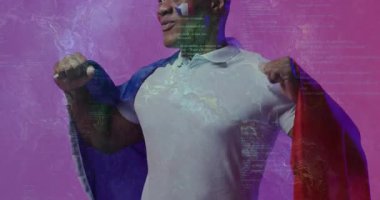 Dijital veri animasyonlu bayrak tutan renkli arka planda heyecanlı bir adam. Vatanseverlik, teknoloji, sanal, kutlama, canlandırma, canlı