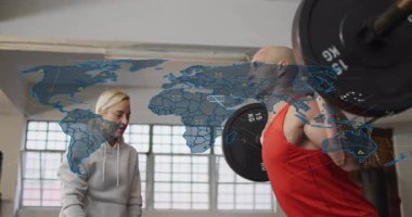 İnsan dünya haritası ve veri işleme animasyon örtüsüyle ağırlık kaldırıyor. Fitness, teknoloji, egzersiz, küresel, dijital, analitik